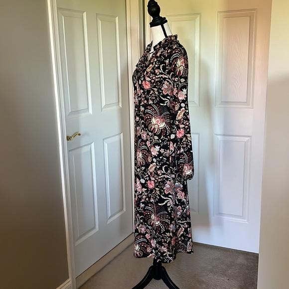 H&M size 12 printed dress with pockets.  Soft.  Light.  Airy.  Very comforting - Picture 6 of 7